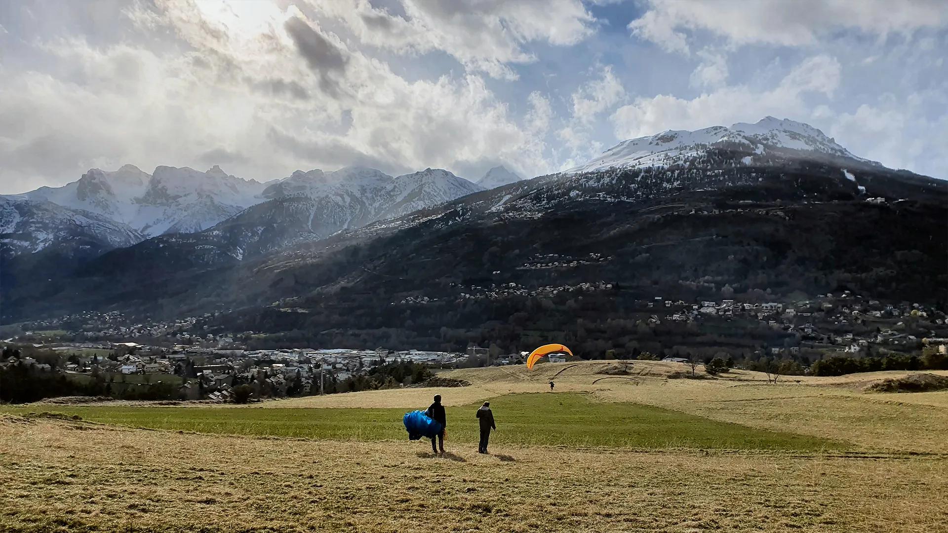 PHoto d'un vol de parapente au dessus de la vallée de Serre Chevalier Briançon