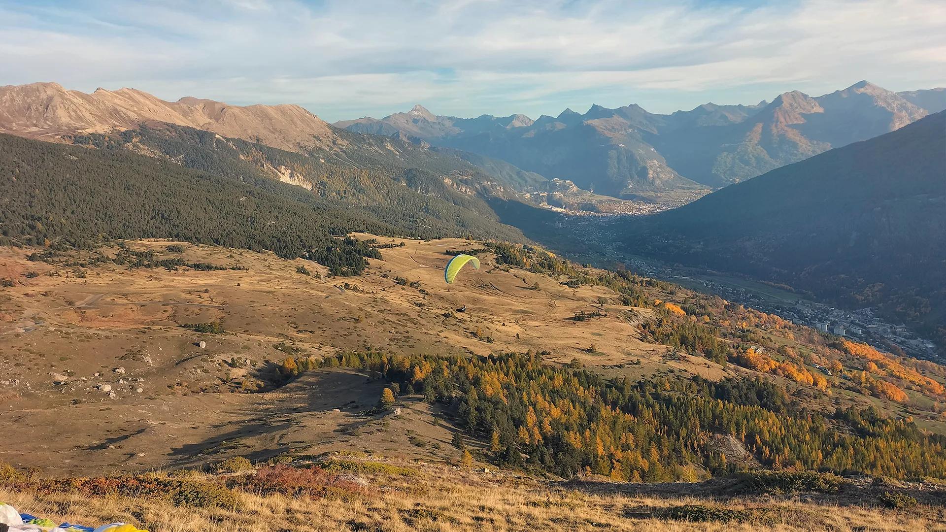 PHoto d'un vol de parapente au dessus de la vallée de Serre Chevalier Briançon