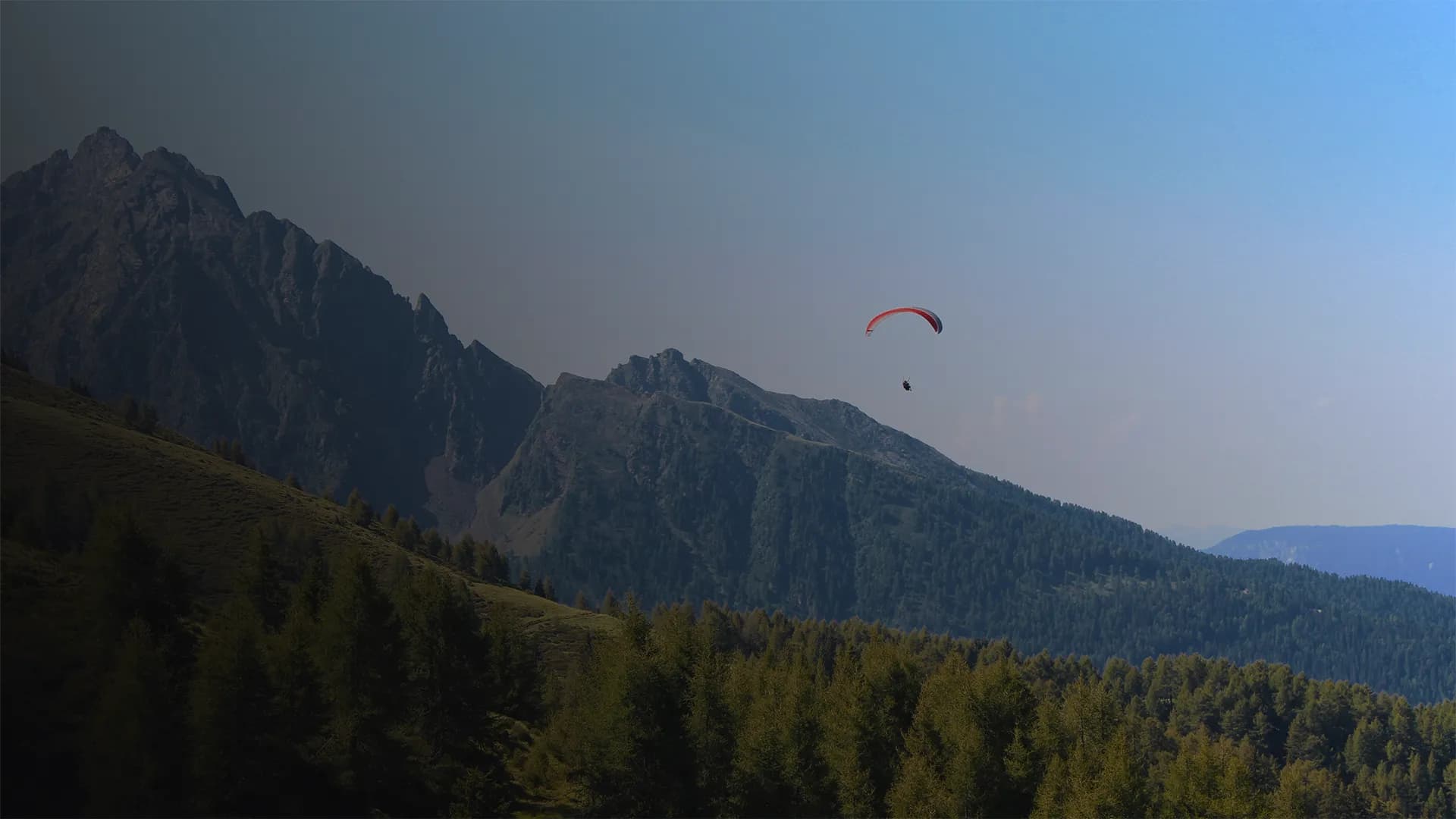 Illustration d'un vol de parapente au dessus de la vallé de Serre chevelier Briançon