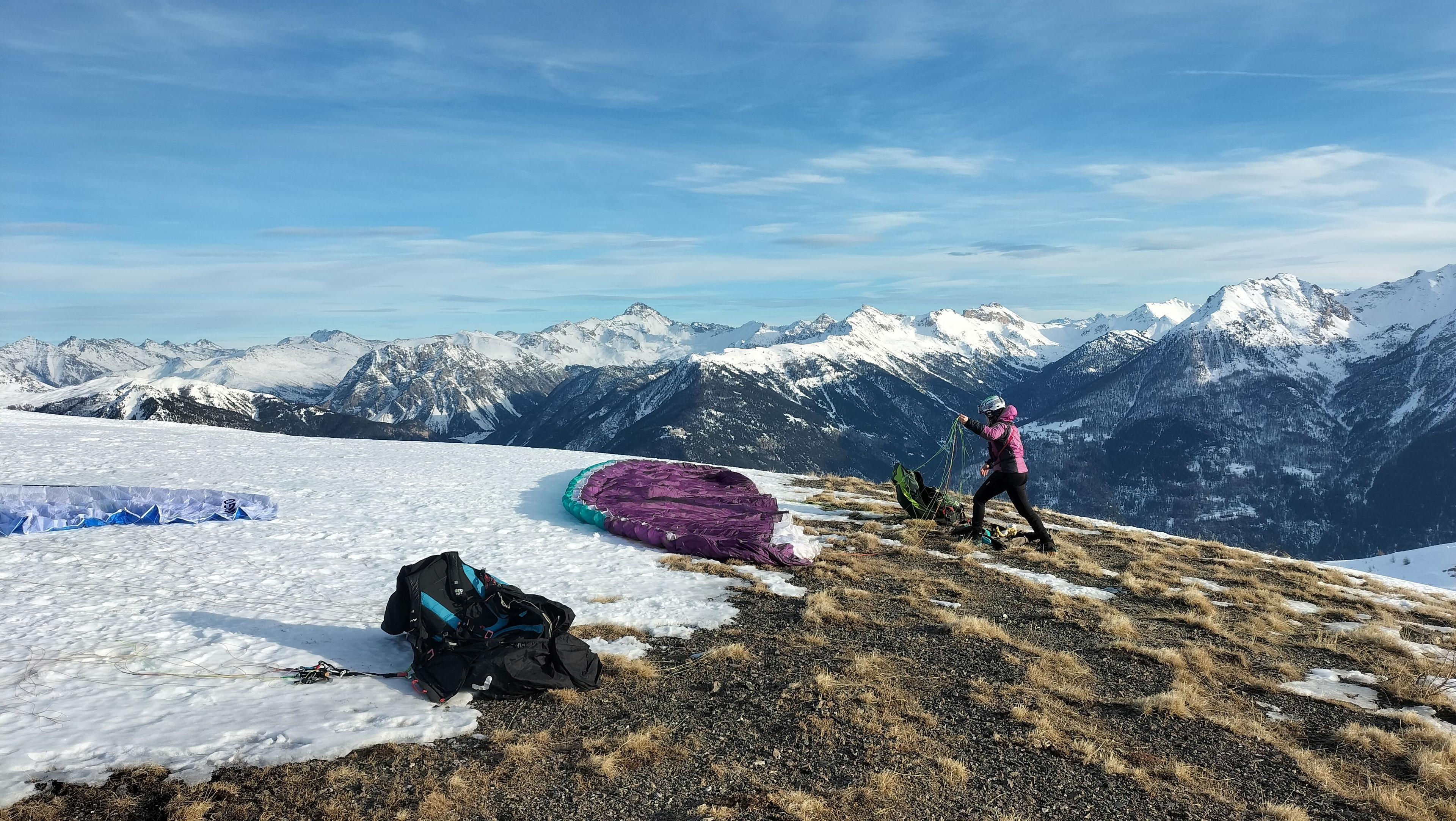 Décollage du Prorel sur la station de Serre Chevalier, l'Italie et Roche Brune en fond, Stage de Parapente Hautes Alpes