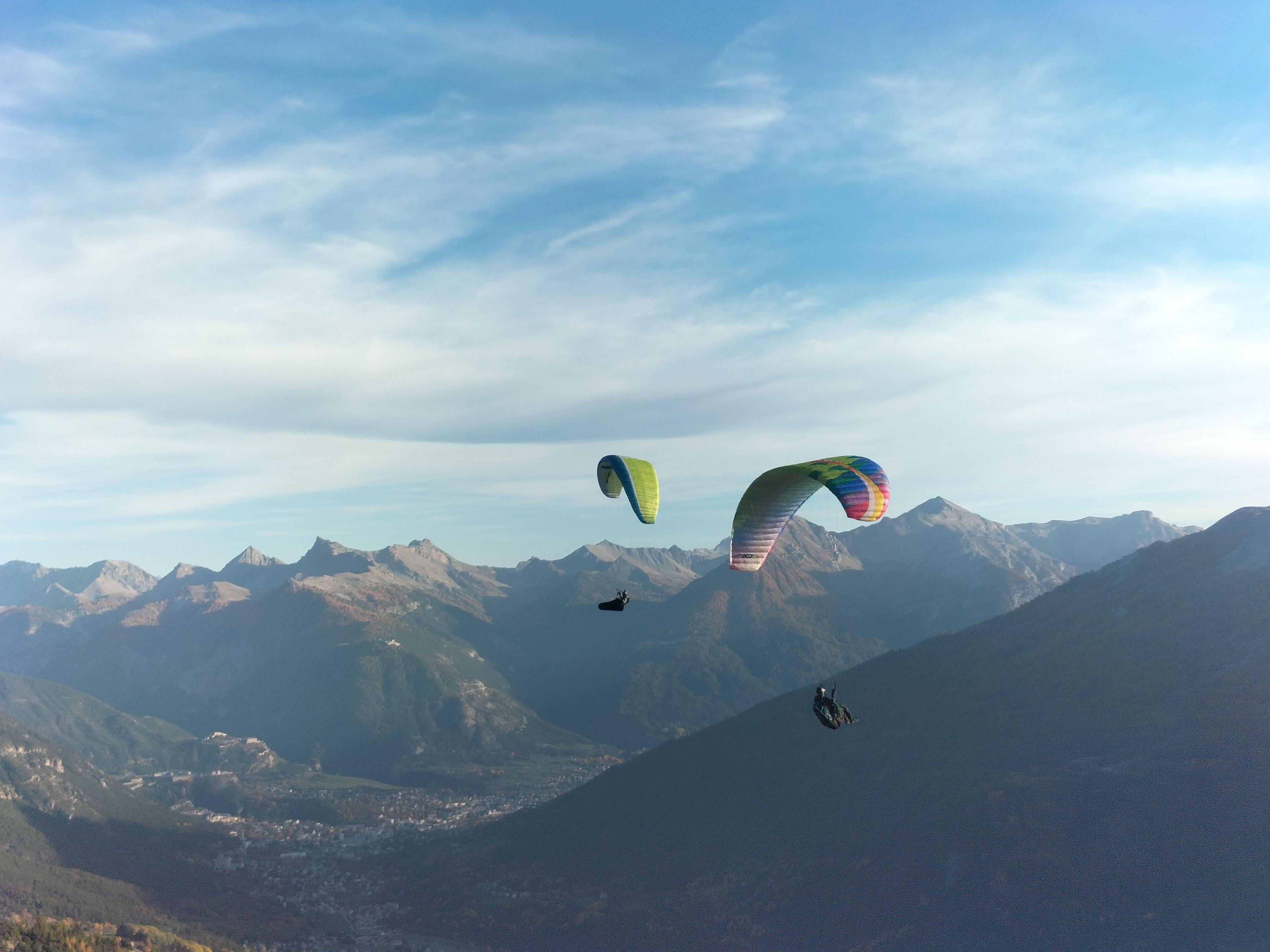 Vol en Dynamique depuis le décollage avec Briançon en fond