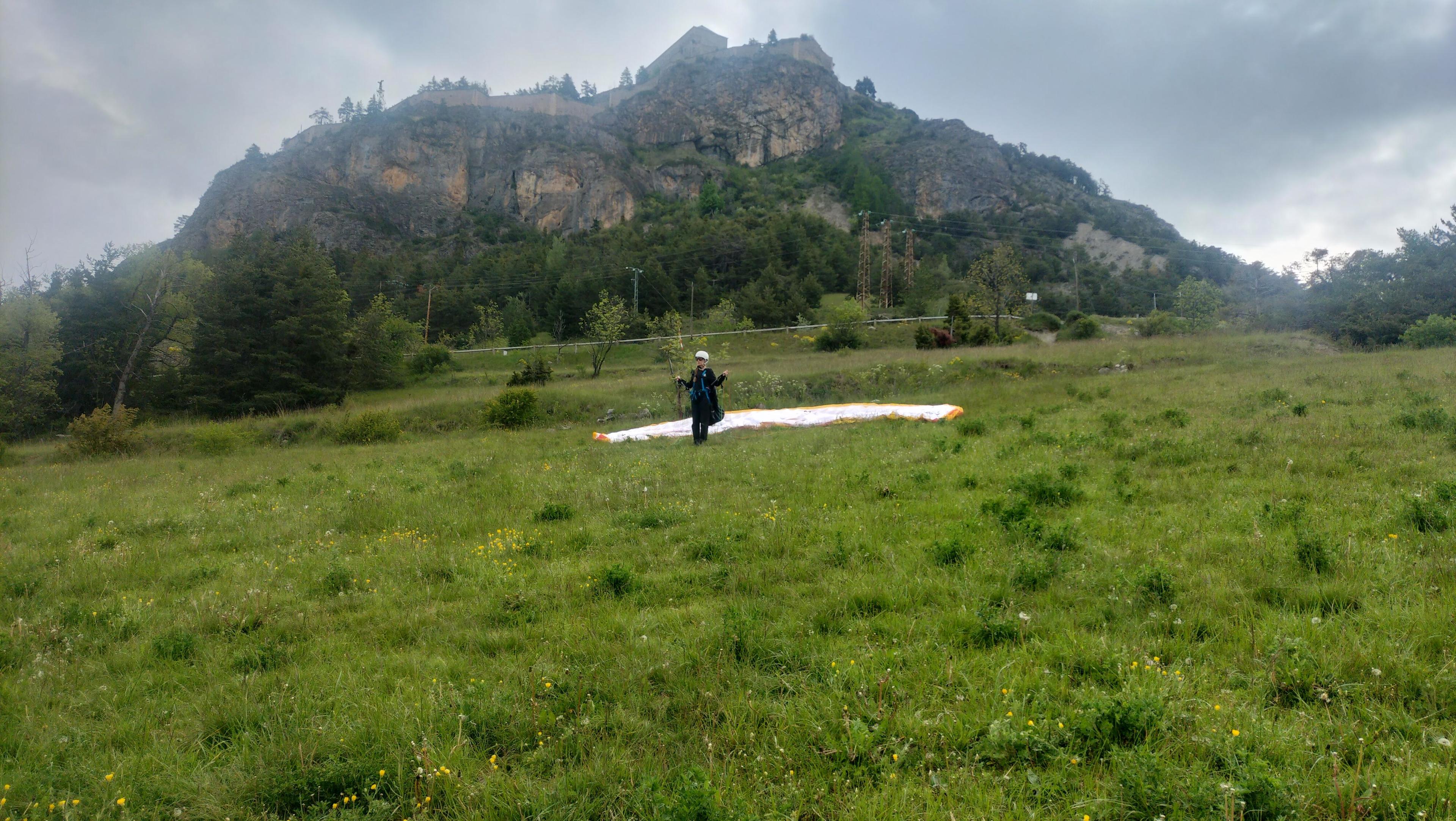Jeune stagiaire de parapente s'entraine au décollage